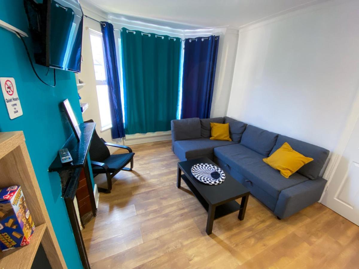 Сasa de vacaciones 4 Bedroom House Parking & Garden Near Central *