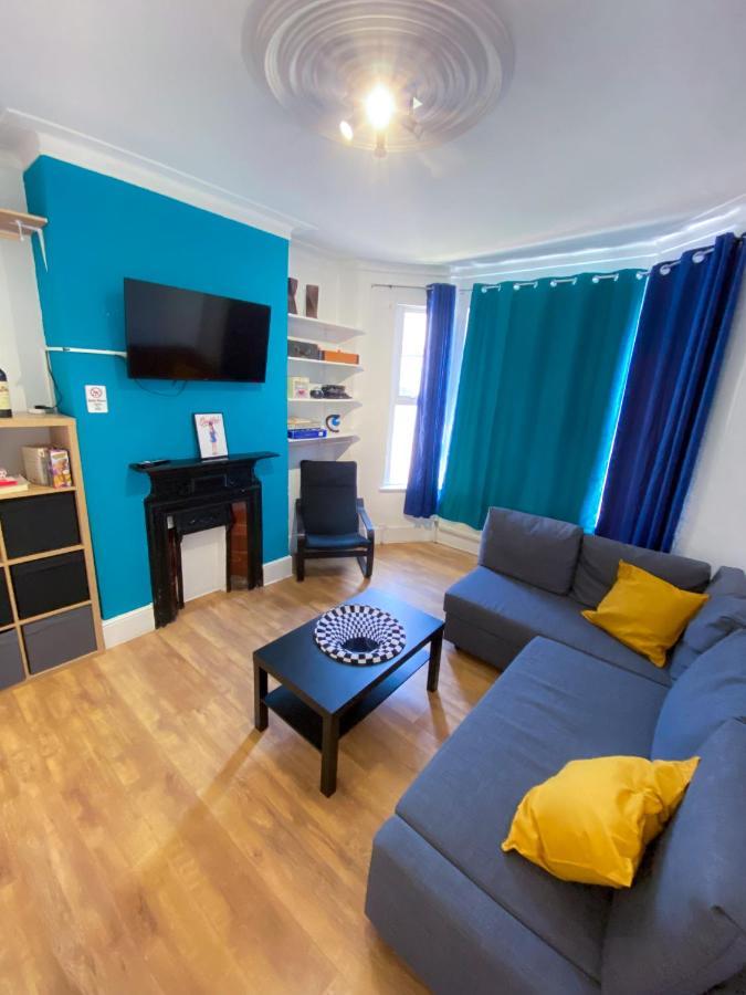 Сasa de vacaciones 4 Bedroom House Parking & Garden Near Central