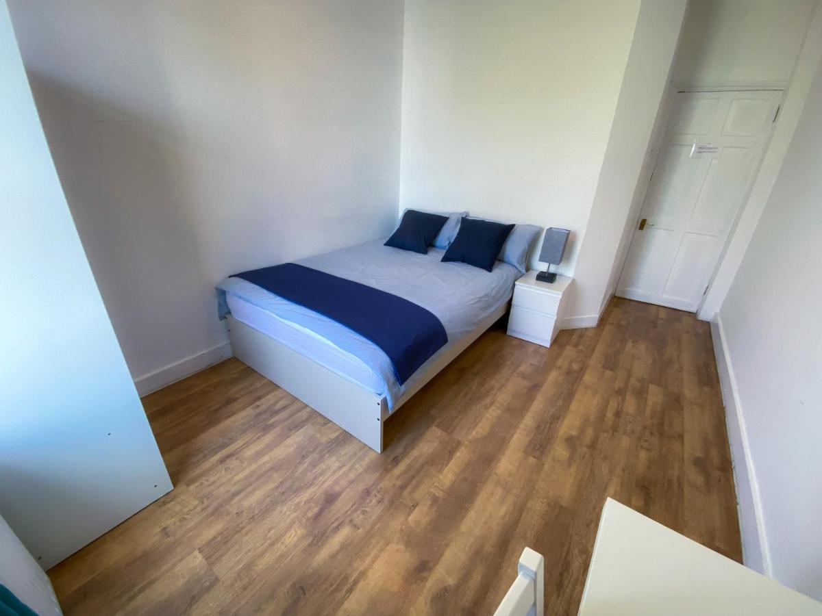Сasa de vacaciones 4 Bedroom House Parking & Garden Near Central *