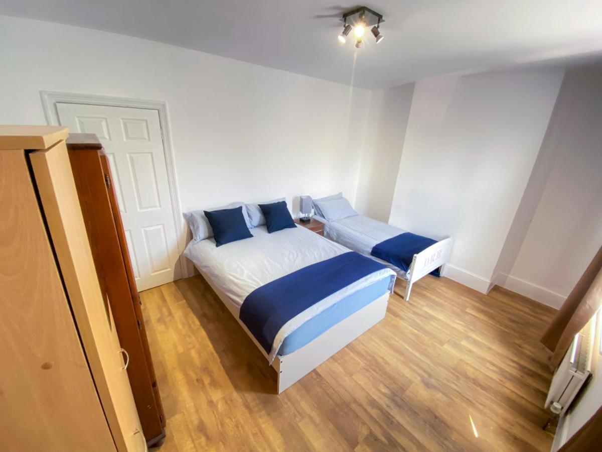 4 Bedroom House Parking & Garden Near Central * Londres