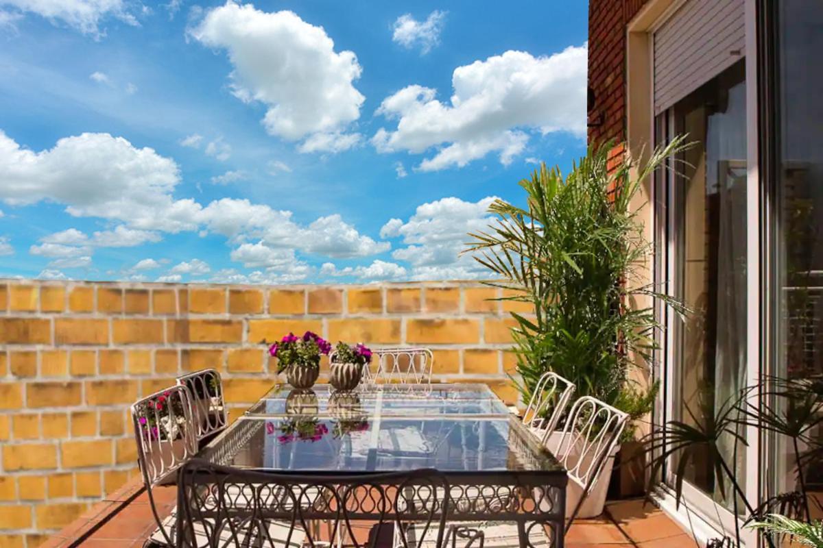 Explore The Exquisite West-end From A Harrods Family And Couple *