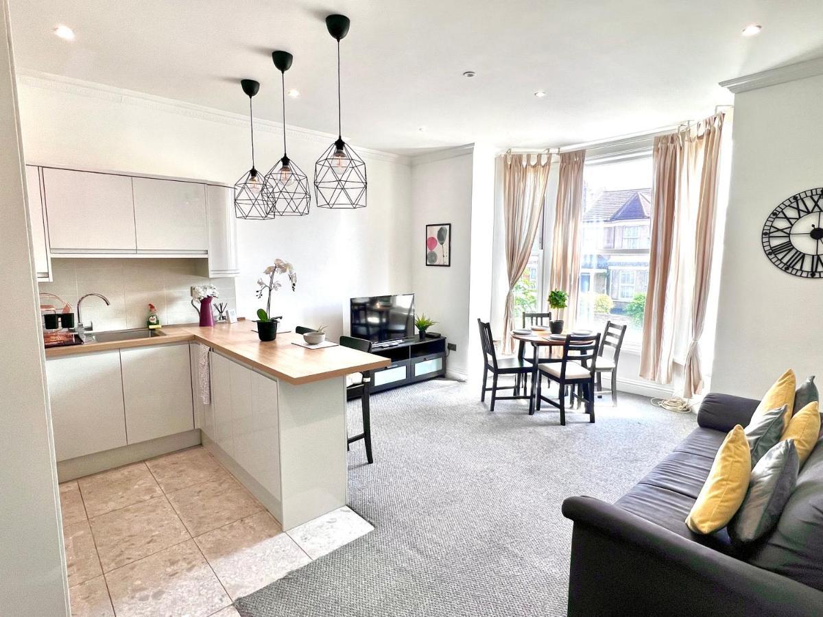 Stunning 2 Bed 2 Bath Luxury Apartment! London