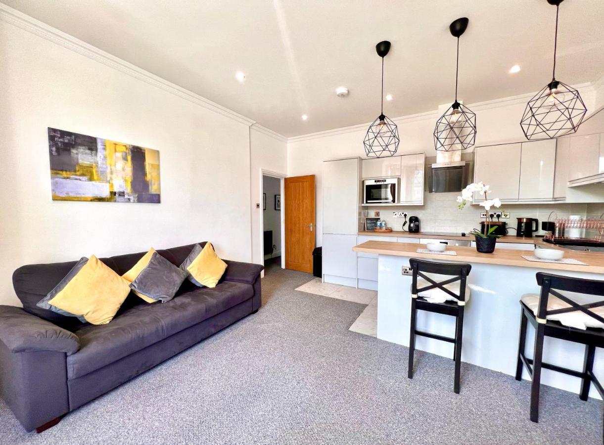 Apartment Stunning 2 Bed 2 Bath Luxury Apartment! London