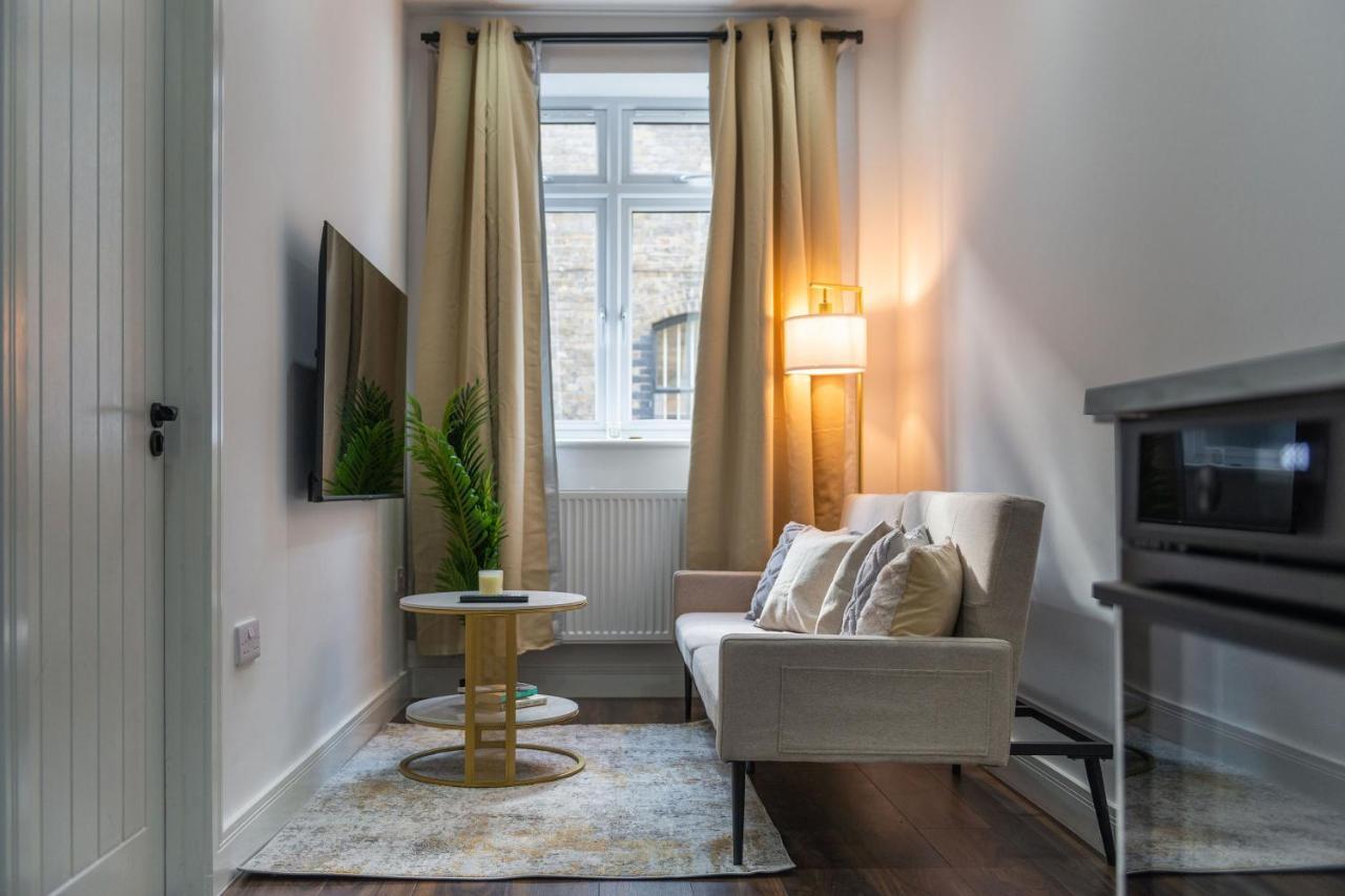Luxury Near Central Apartment *