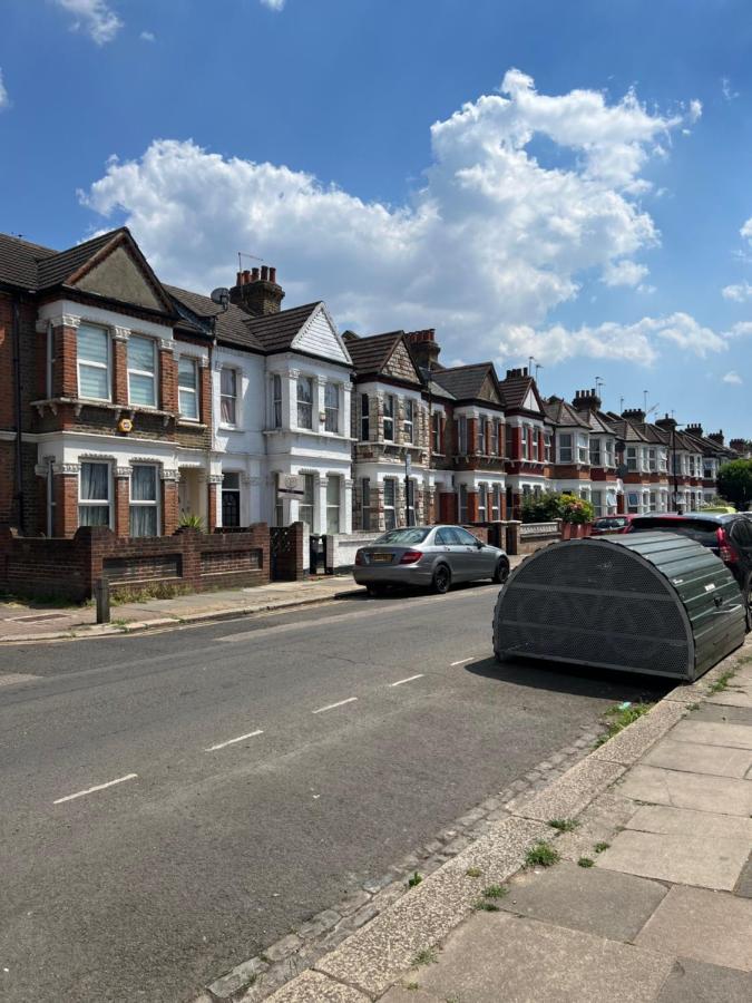 Bright And Stylish 2 Bedroom First Floor Flat