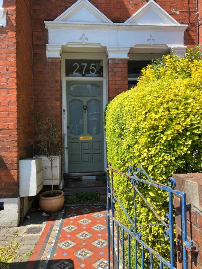 Bright And Stylish 2 Bedroom First Floor Flat *