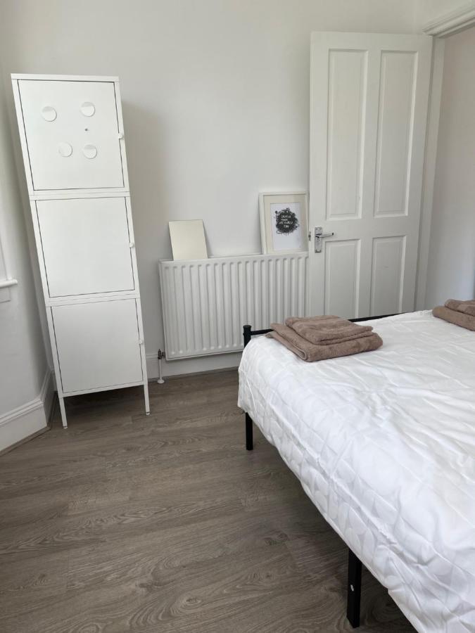Bright And Stylish 2 Bedroom First Floor Flat Appartement Londen
