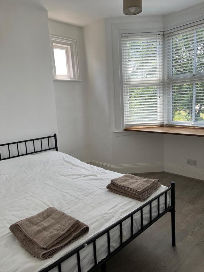 Bright And Stylish 2 Bedroom First Floor Flat Appartement Londen