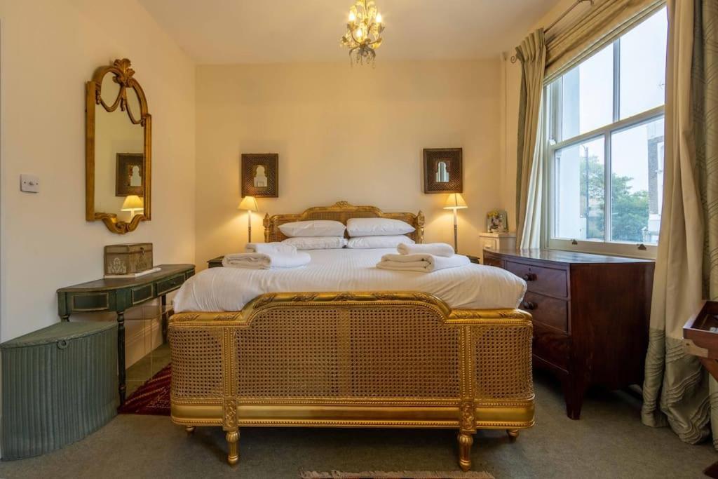 Golborne Road 3 Bedrooms Antique Rooftop Terrace Flat Apartment