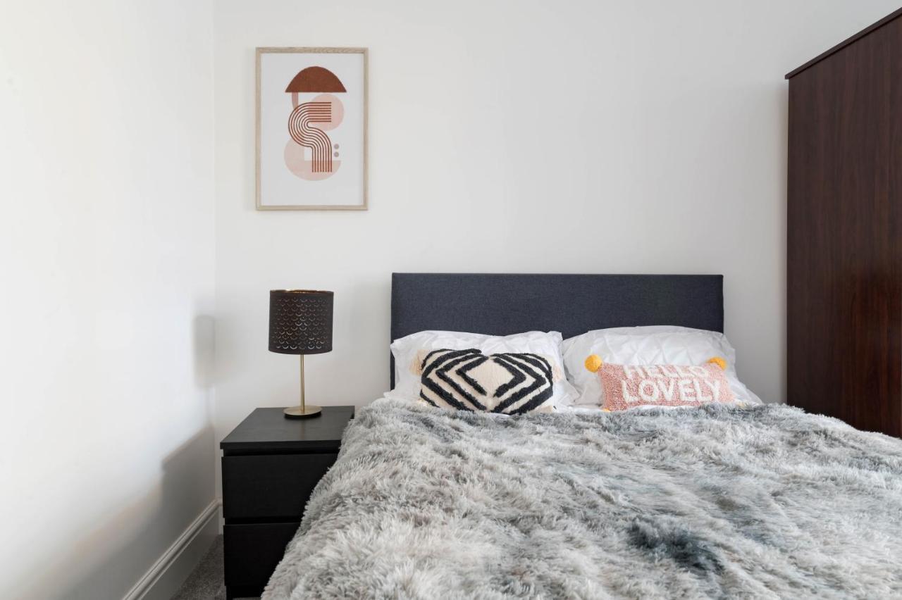 Bright & Spacious 2-Bed, 2-Bath In The Heart Of Central London - Whole Apartment * Londen