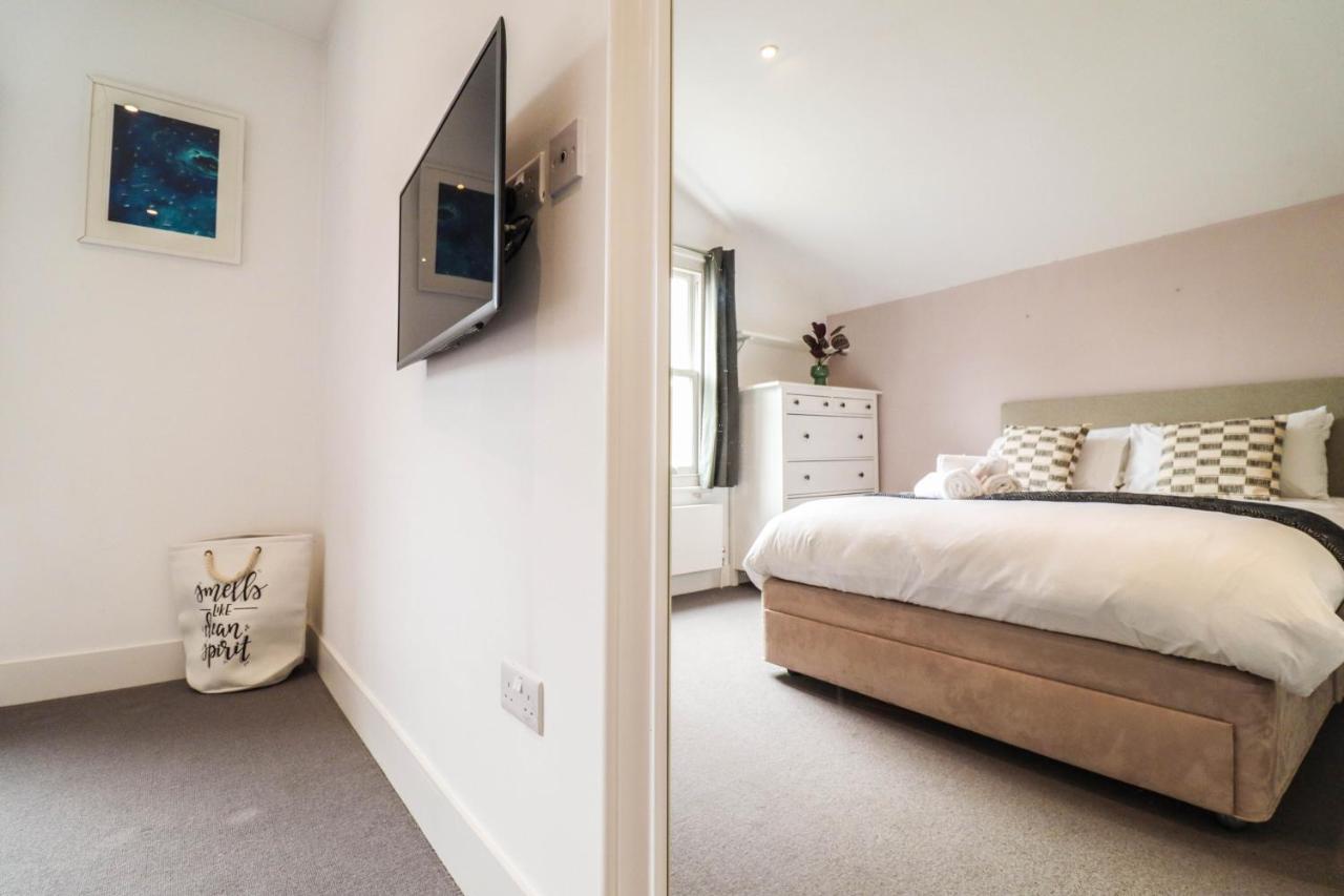 Modern & Spacious 1 Bedroom Clapham Junction Flat * London