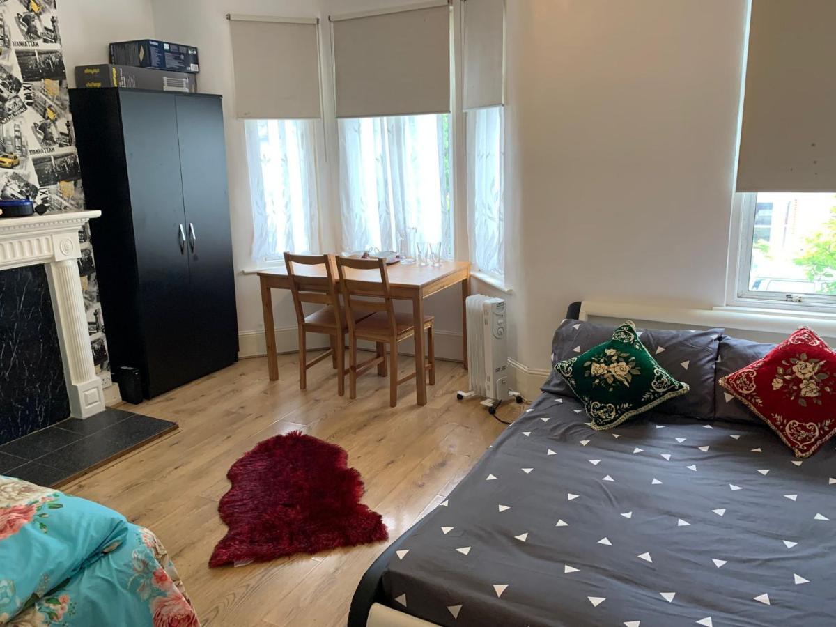Double Bedroom Near The St Street Rail Station Londen