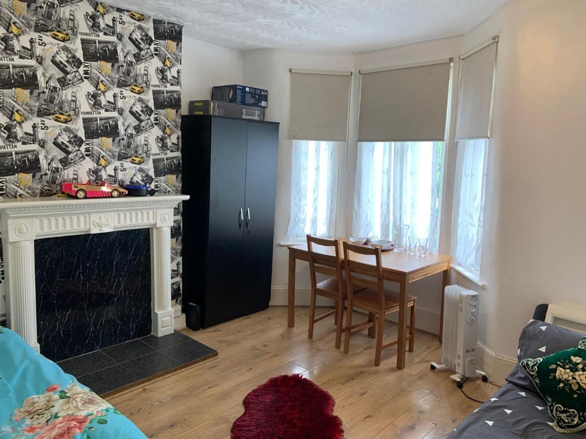 Double Bedroom Near The St Street Rail Station Londen