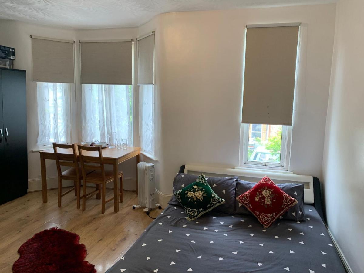 Gasthuis Double Bedroom Near The St Street Rail Station *