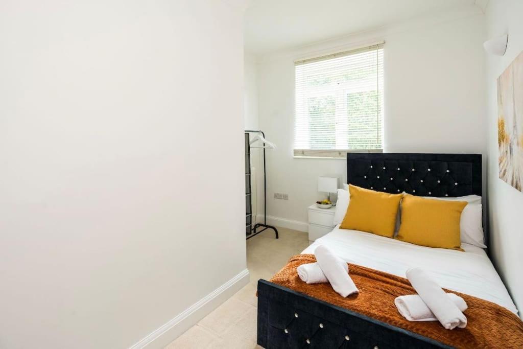 Apartment Where Style & Convenience Combine- Photo Id Required London