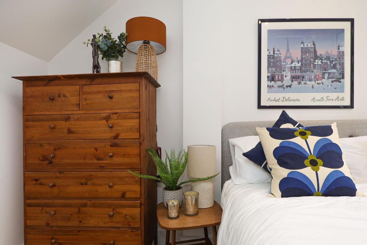The Secret, 1 Bed Flat With Patio - Zone 2 Londen