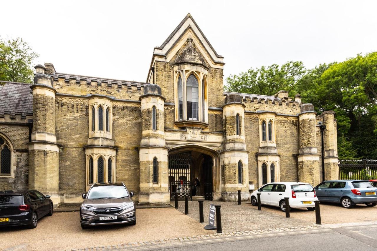 The Secret, 1 Bed Flat With Patio - Zone 2 Londen