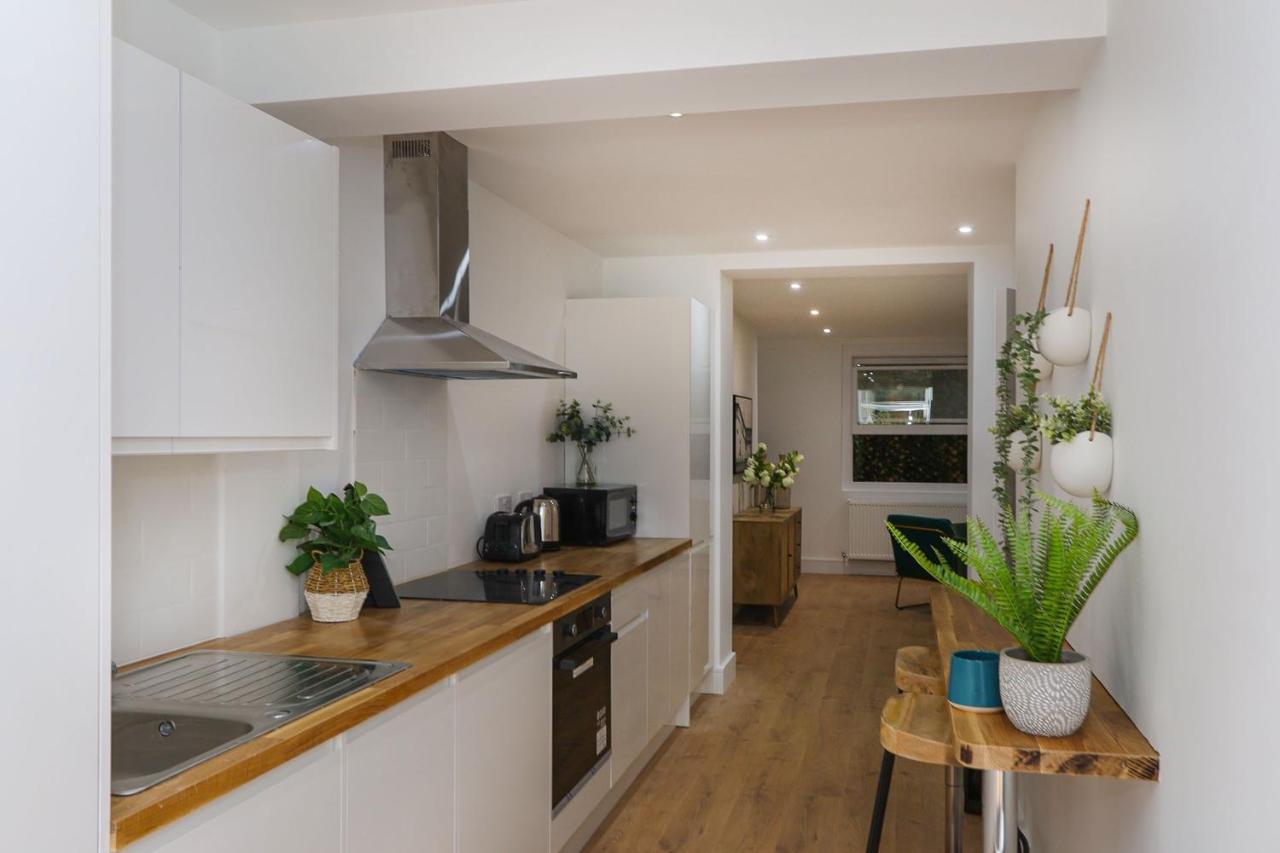The Secret, 1 Bed Flat With Patio - Zone 2 *