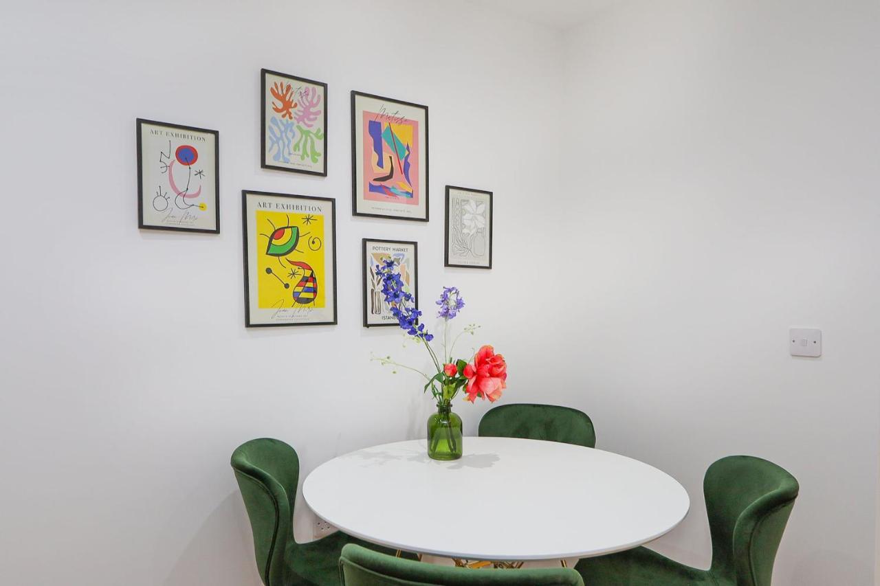 The Secret, 1 Bed Flat With Patio - Zone 2 Appartement Londen