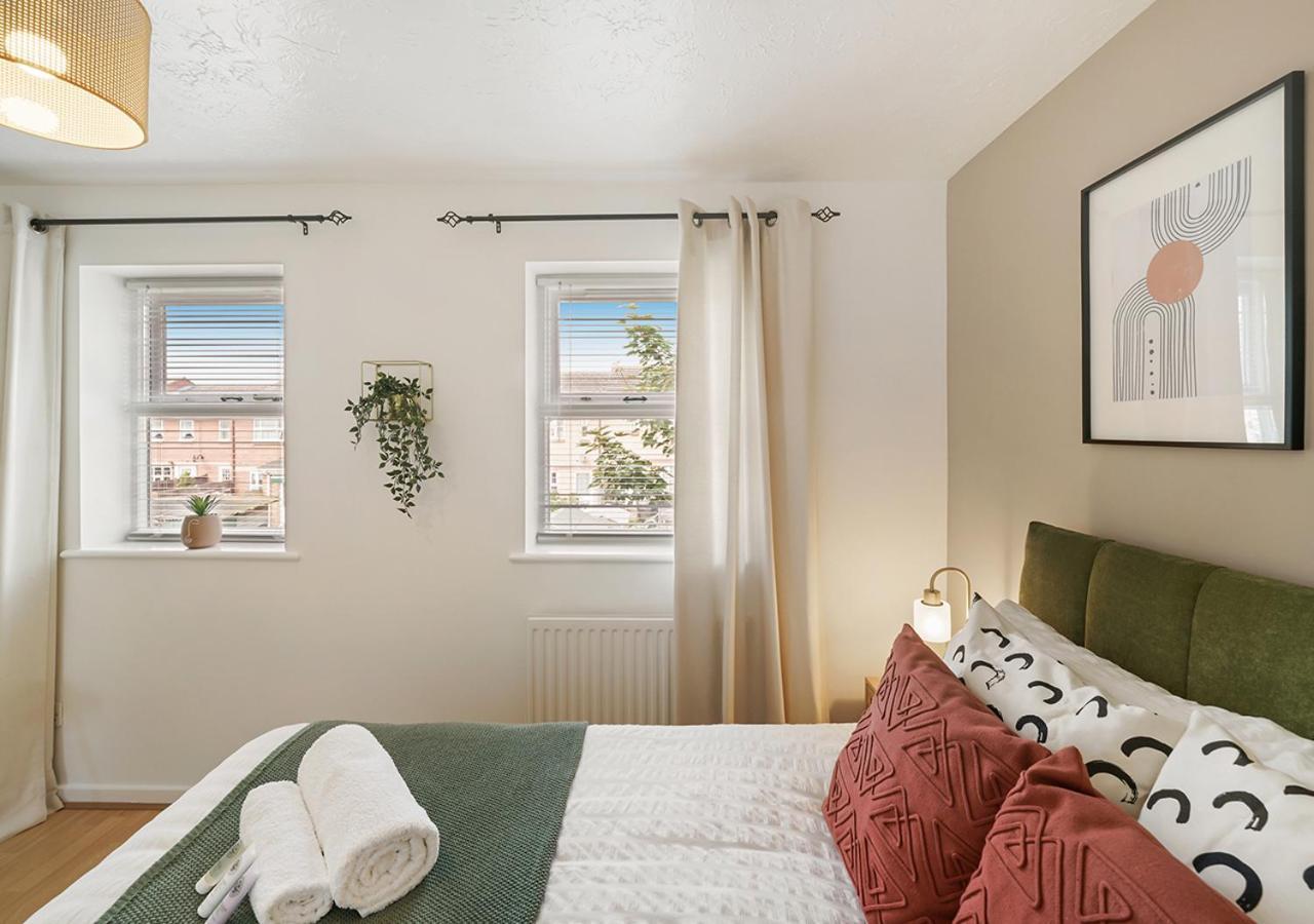 East House Near Tube With Parking London