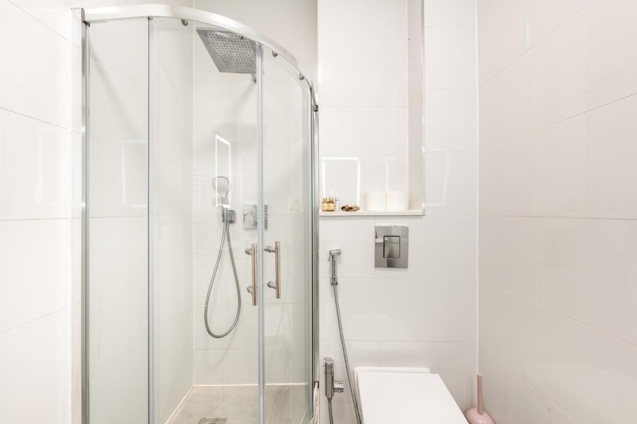 Appartement Modern 3 And 2 Bedroom Flat In Central With Installed Ac Londen
