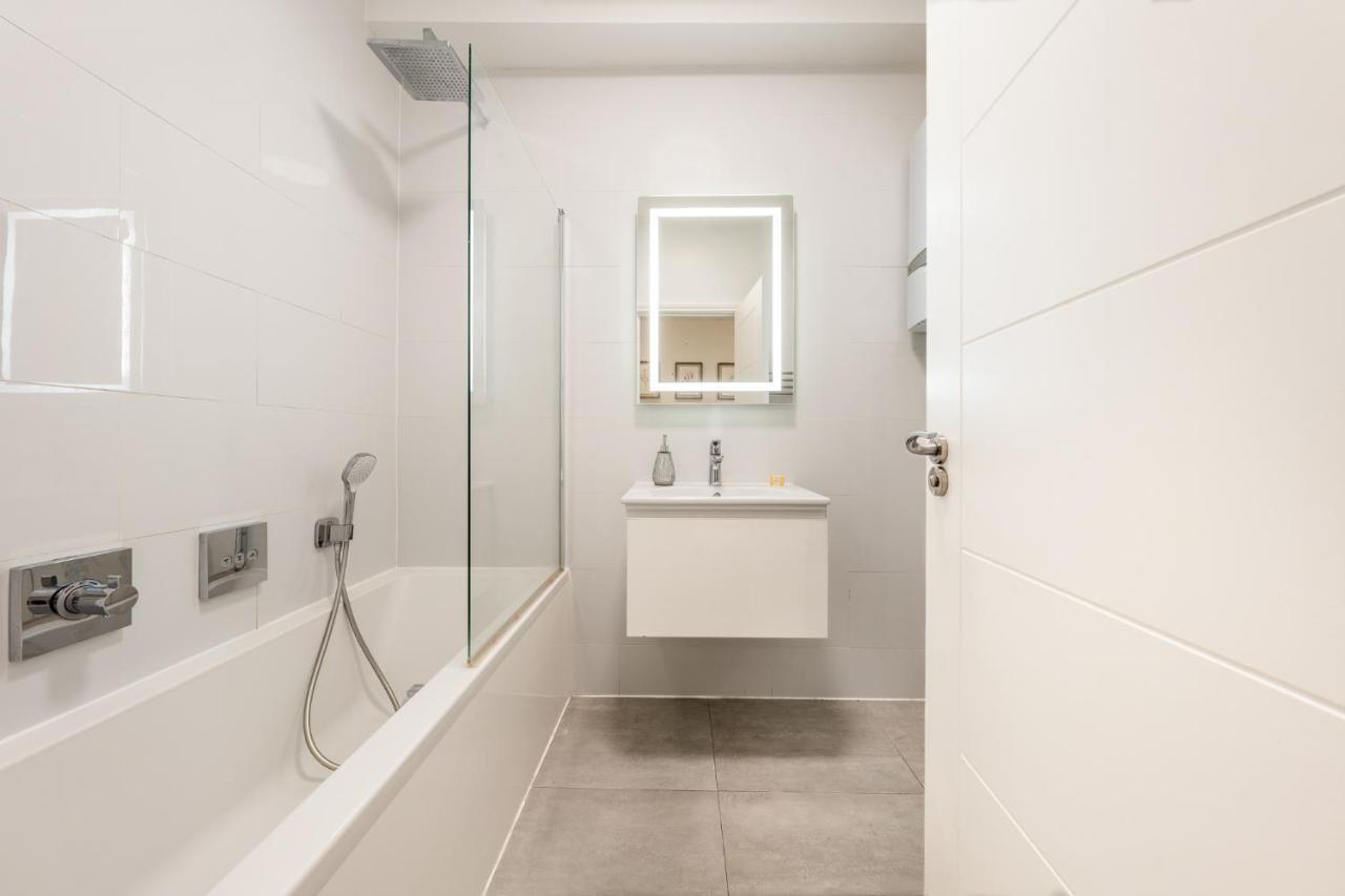 Modern 3 And 2 Bedroom Flat In Central With Installed Ac * Londen
