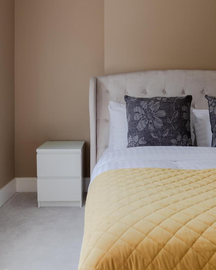 Central, Stylish And Spacious 4 Bedroom House 2,5 Bathrooms In Shepherd's Bush Appartement Londen