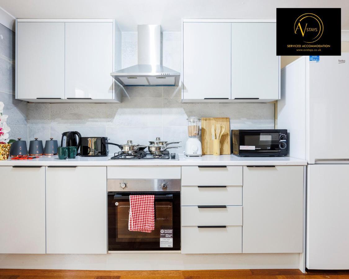 2 Bedroom House By Av Stays Short Lets Croydon With Free Wi-fi Сasa de vacaciones *