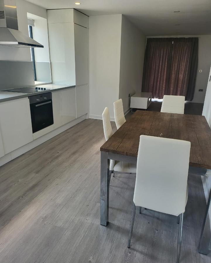 2 Bedrooms 2 Baths, 3 Toilets Excel And City Airport O2 Sleeps Up To 5, Londres