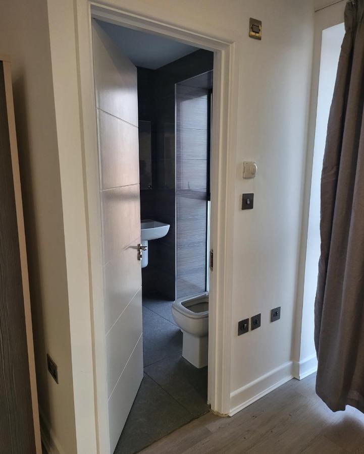 Apartamento 2 Bedrooms 2 Baths, 3 Toilets Excel And City Airport O2 Sleeps Up To 5, Londres