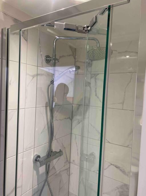 Airy, 3 Bedrooms, Ensuite , Flat Apartment London
