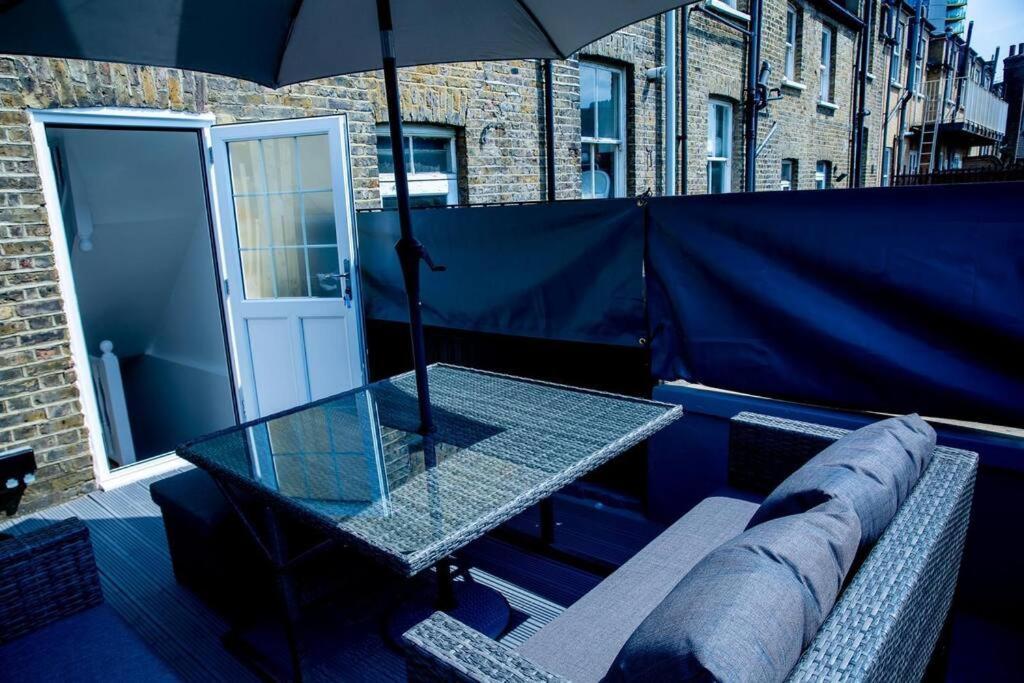 Airy, 3 Bedrooms, Ensuite , Flat