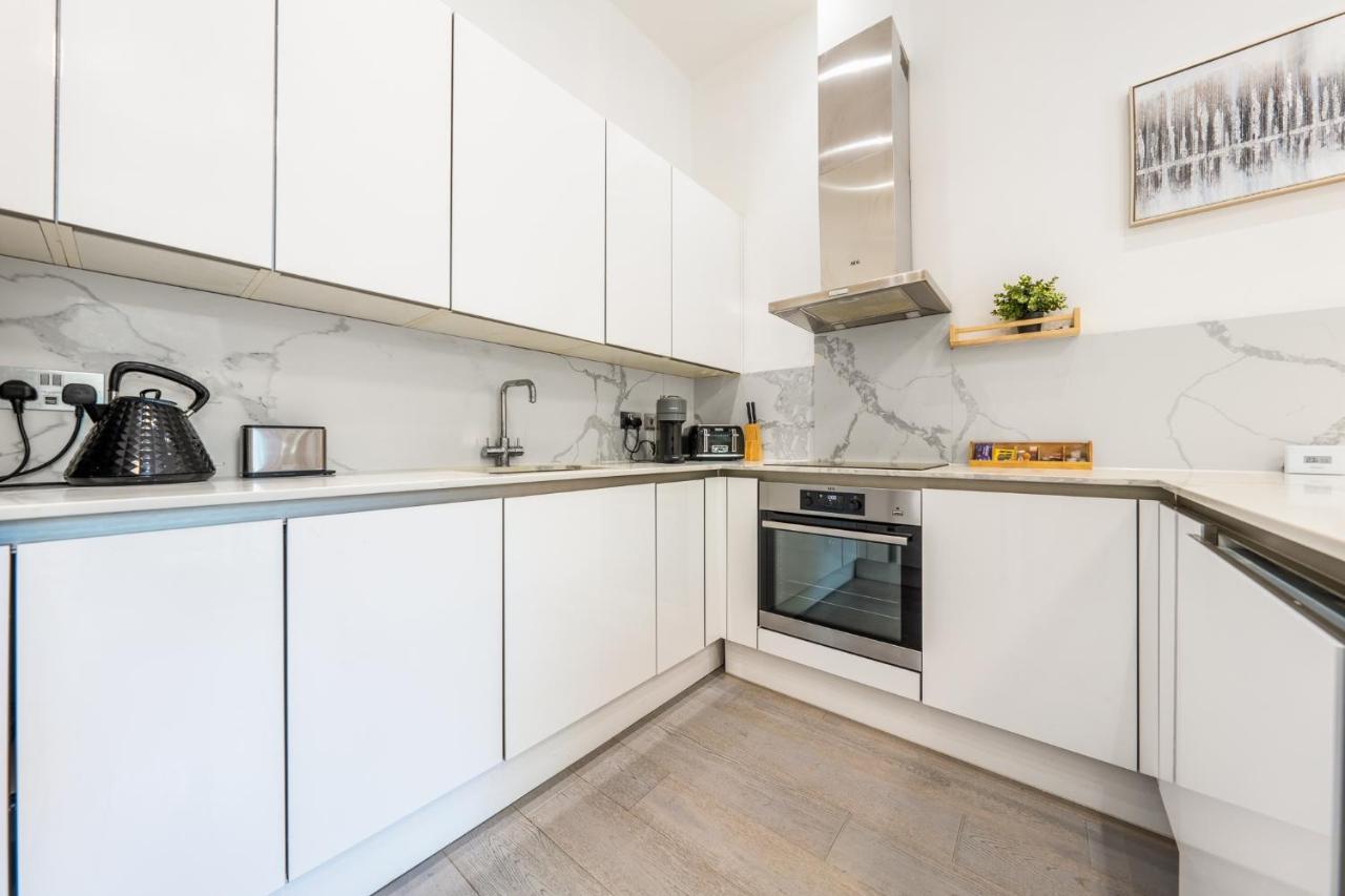 Appartement Modern 3 And 2 Bedroom Flat In Central With Installed Ac Londen