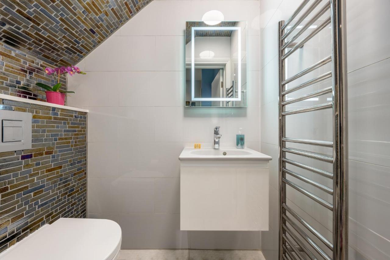 Modern 3 And 2 Bedroom Flat In Central With Installed Ac Appartement Londen