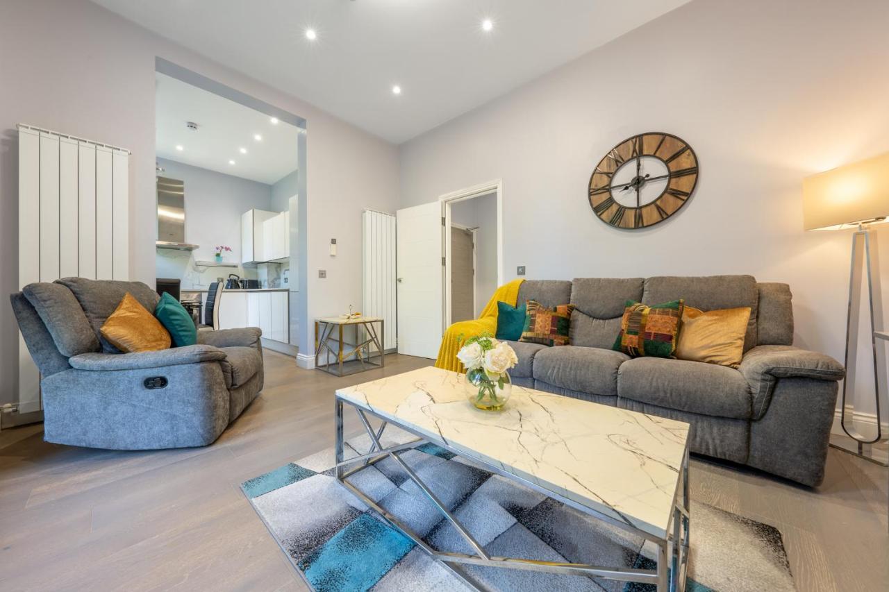Modern 3 And 2 Bedroom Flat In Central With Installed Ac Londen