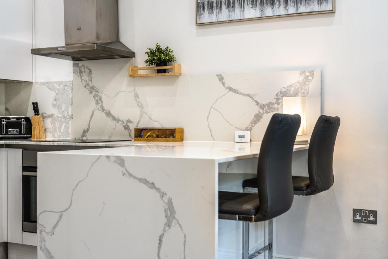Modern 3 And 2 Bedroom Flat In Central With Installed Ac * Londen