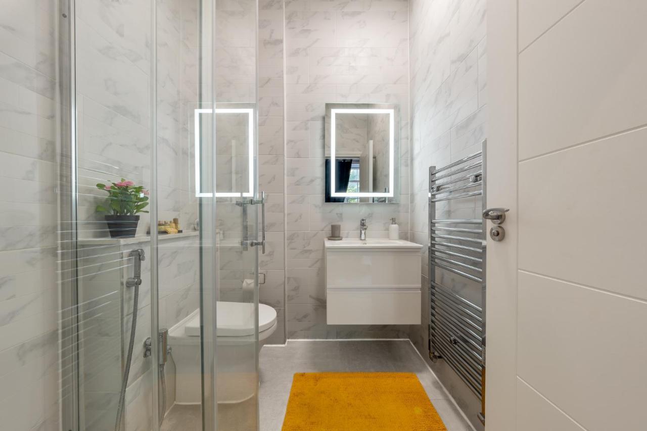 Modern 3 And 2 Bedroom Flat In Central With Installed Ac Appartement *