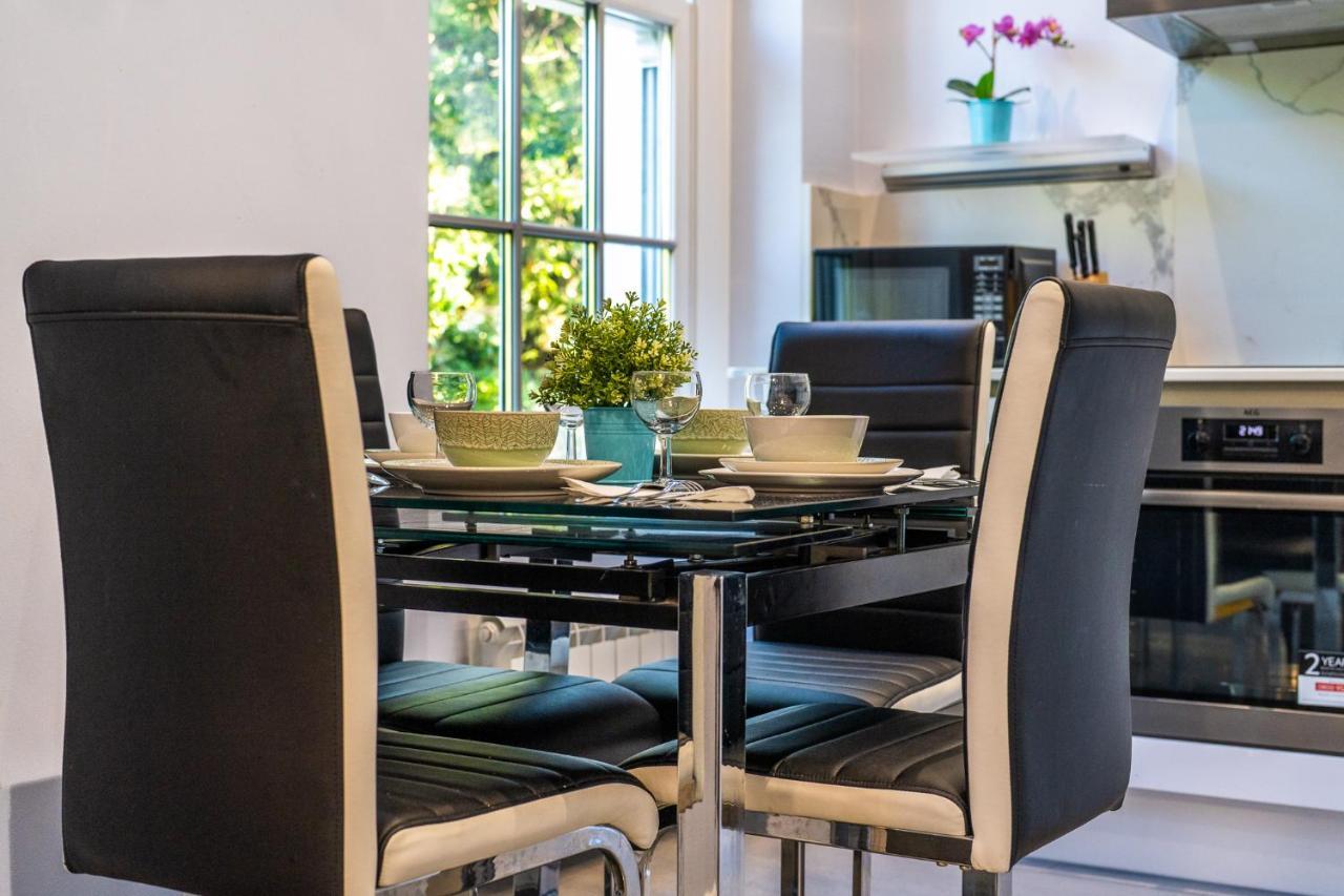 Modern 3 And 2 Bedroom Flat In Central With Installed Ac Londen