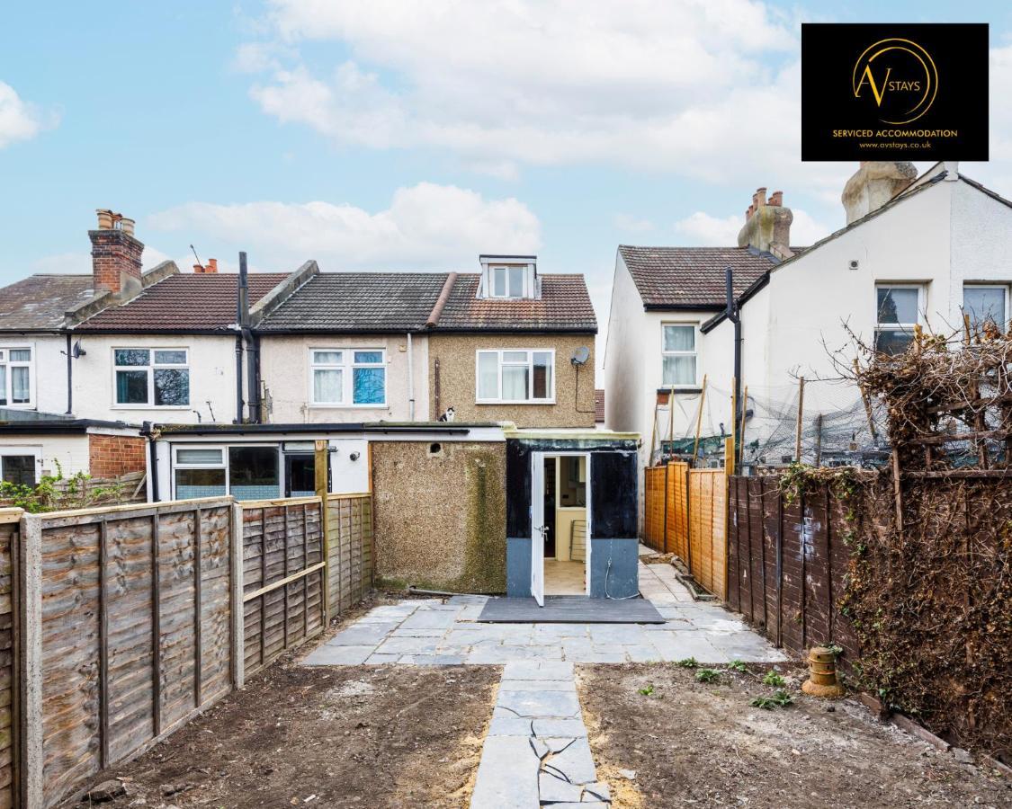 2 Bedroom House By Av Stays Short Lets Croydon With Free Wi-fi Сasa de vacaciones *