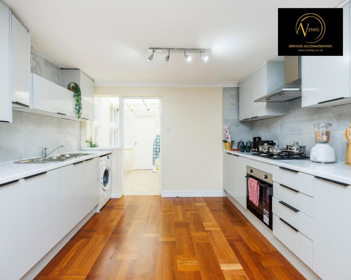 2 Bedroom House By Av Stays Short Lets Croydon With Free Wi-fi * Londres