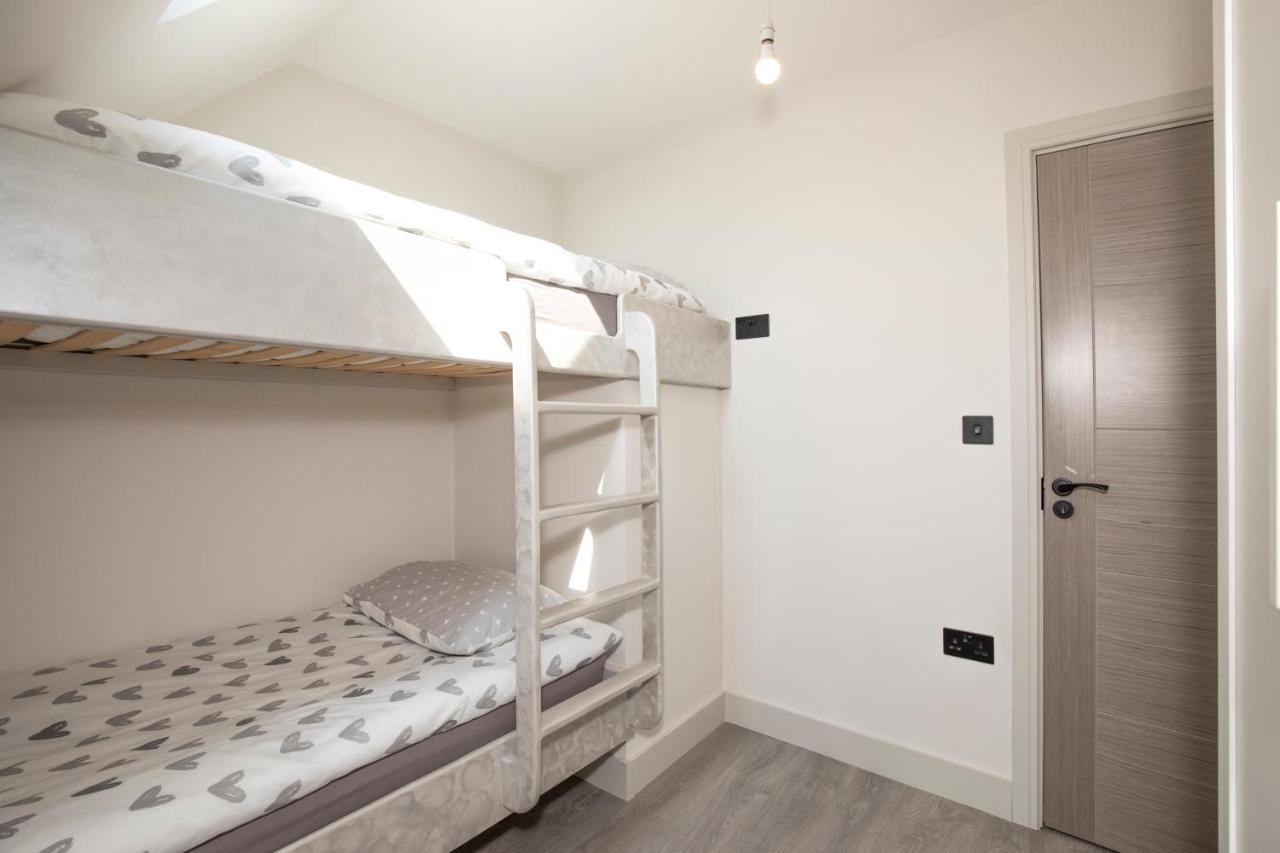 Luxury Spacious Modern New -fully Equipped Apartment London