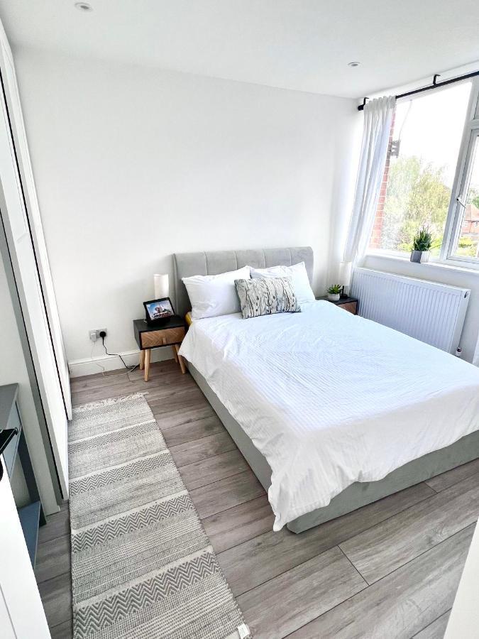 Beautiful 5-bedroom Private House In Quiet Street 2 Minutes From Station Сasa de vacaciones