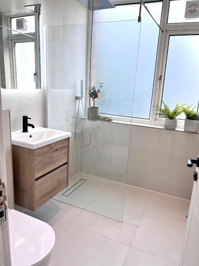 Сasa de vacaciones Beautiful 5-bedroom Private House In Quiet Street 2 Minutes From Station