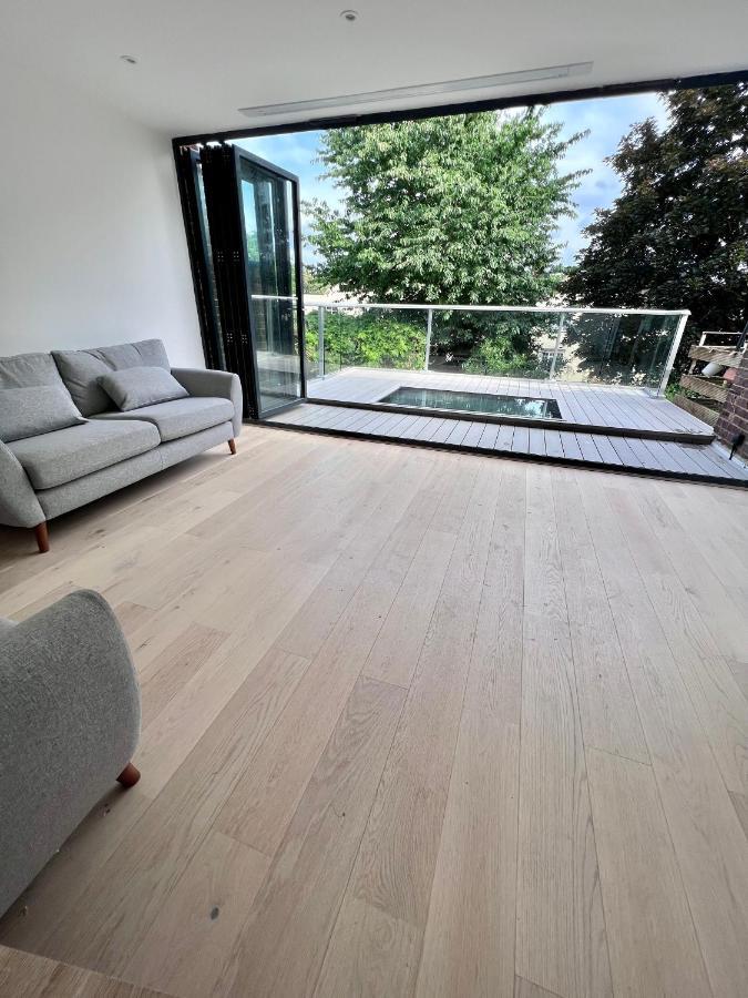 Beautiful 5-bedroom Private House In Quiet Street 2 Minutes From Station Сasa de vacaciones Londres