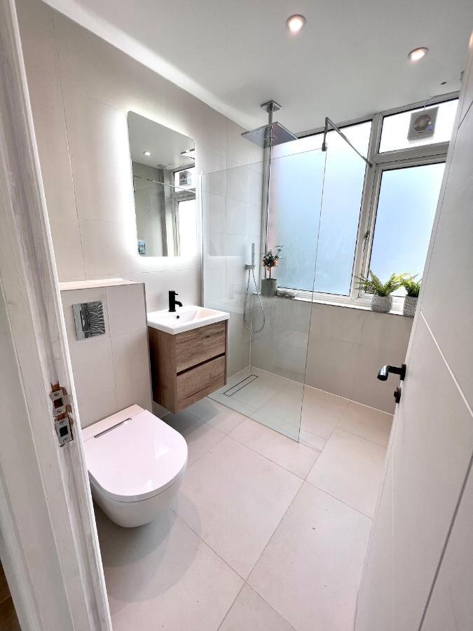 Beautiful 5-bedroom Private House In Quiet Street 2 Minutes From Station Сasa de vacaciones