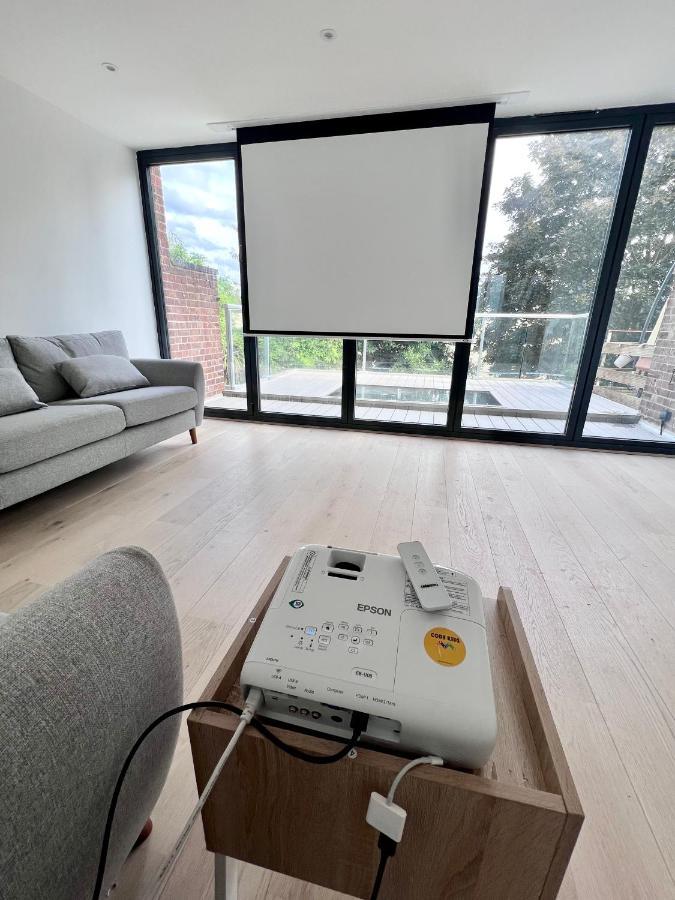 Beautiful 5-bedroom Private House In Quiet Street 2 Minutes From Station Сasa de vacaciones
