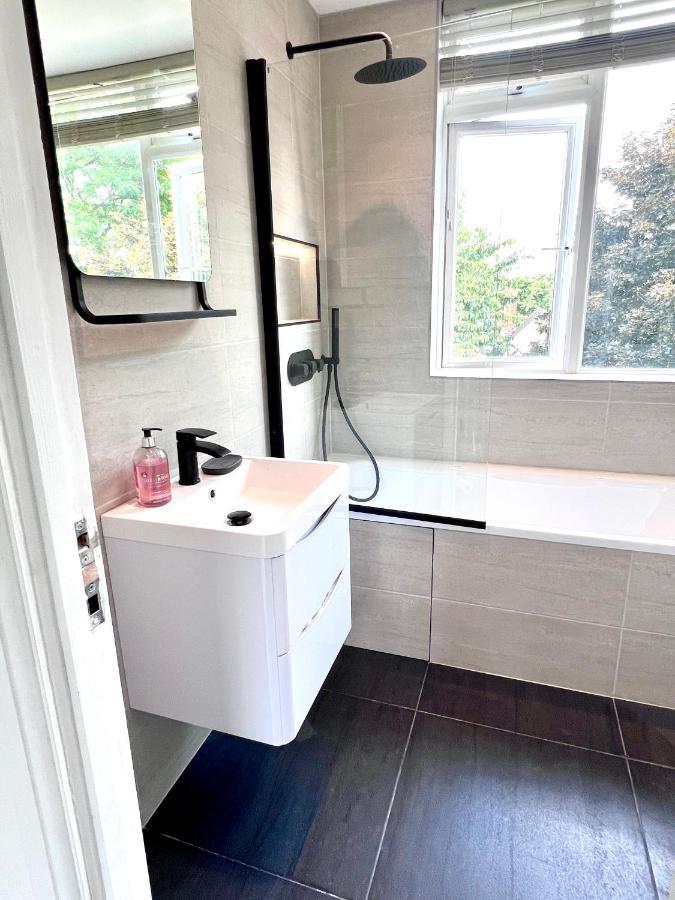 Сasa de vacaciones Beautiful 5-bedroom Private House In Quiet Street 2 Minutes From Station *