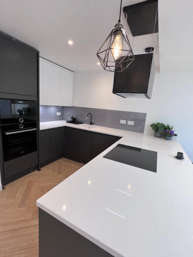 Beautiful 5-bedroom Private House In Quiet Street 2 Minutes From Station