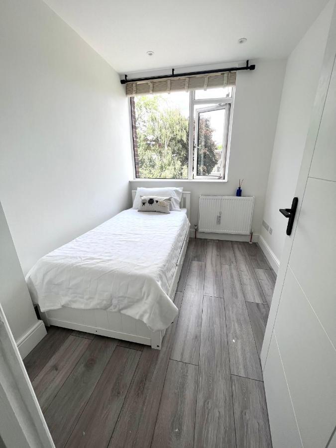 Beautiful 5-bedroom Private House In Quiet Street 2 Minutes From Station Londres