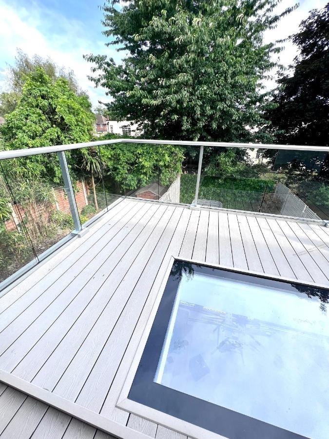 Сasa de vacaciones Beautiful 5-bedroom Private House In Quiet Street 2 Minutes From Station